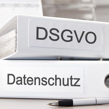 2 Ordner mit Aufschrift Datenschutz und DSVG