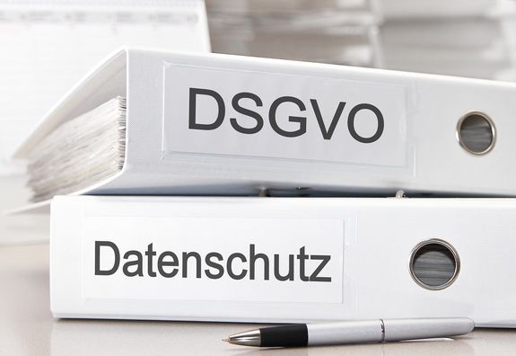2 Ordner mit der Aufschrift Datenschutz und DSGVO