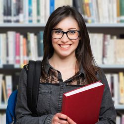 studentin_bibliothek_AdobeStock_103932333.jpg