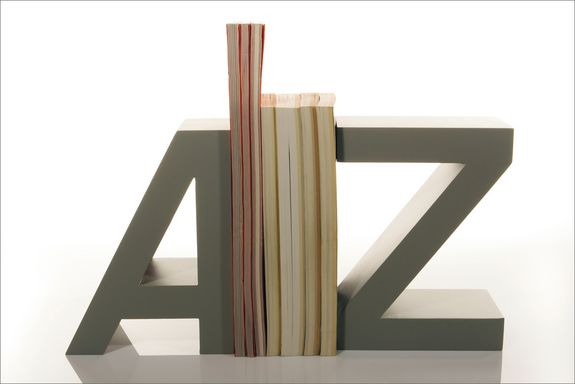 Buchstützen mit den Buchstaben A und Z aus Holz